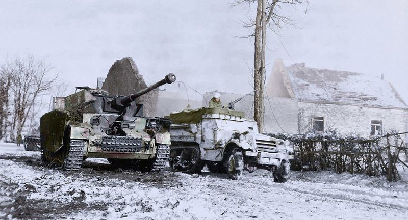 Бронетранспортер M3 35-й стрелковой дивизии и Panzer IV (слева) во время Арденнской операции, 1945 год