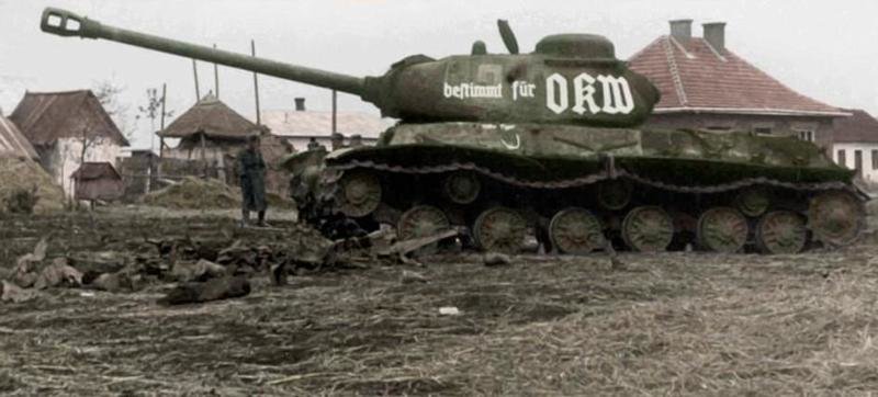 Тяжелый советский танк ИС-2, захваченный Панцерваффе