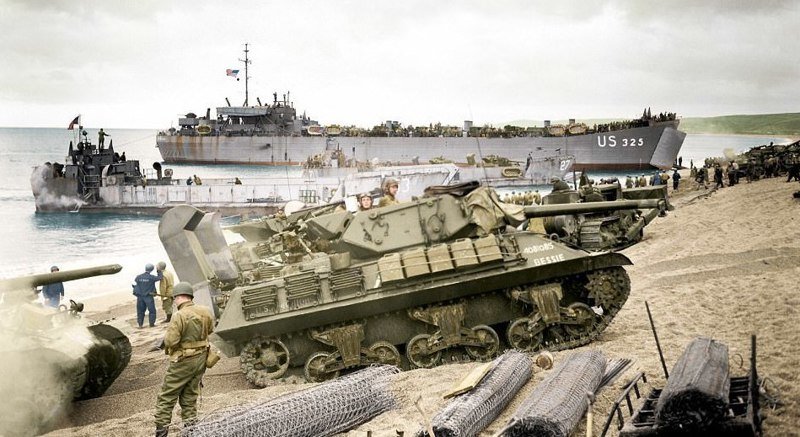 Отработка высадки батальона противотанковых САУ М10 и нескольких рот пехоты на песчаных пляжах в Слаптон-Сэндс, Великобритания