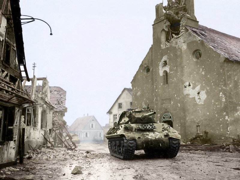 M10 союзных войск в разрушенном Рорвильре, Франция, февраль 1945 года