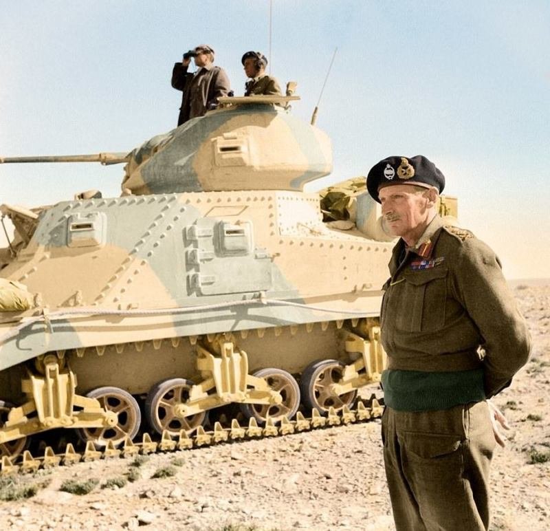 Фельдмаршал Бернард Монтгомери на фоне своей командирской машины - танка M3 "Ли" по прозвищу "Монти", 27 января 1943, около Триполи