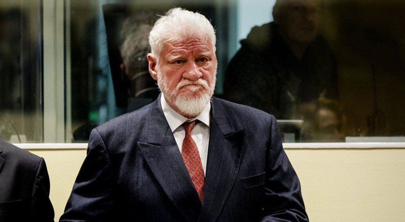 «С презрением отвергаю приговор»: хорватский генерал выпил яд на заседании суда и умер