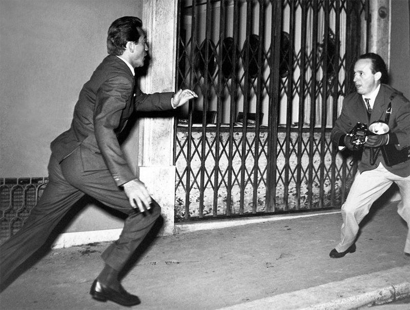 Тацио Секкьяроли бежит от сердитого Уолтера Киари. Актер в то время был в отношениях с суперзвездой Авой Гарднер и за его каждым шагом следили папарацци. Рим, 1957