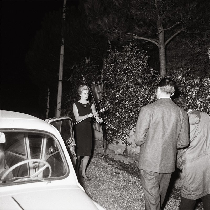 Анита Экберг, лицом к папарацци с луком и стрелами, 20 октября, 1960