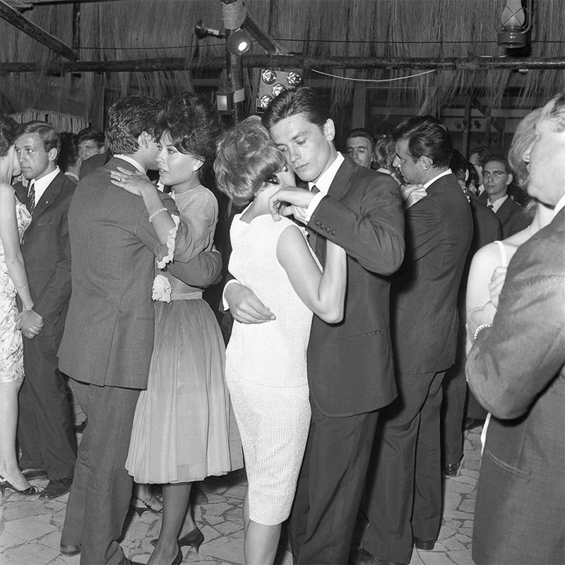Ален Делон и Роми Шнайдер танцуют во время вечера «Золотой век» в ресторане Brigadoon. Рим, 29 июля 1961 года