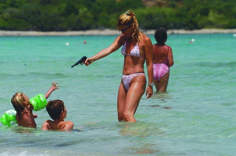 Патриция Пеллегрино играет с детьми на пляже Марина