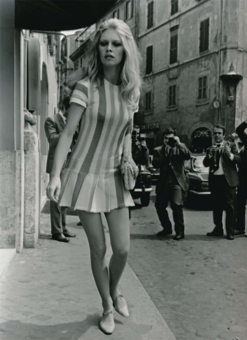 Брижит Бардо покидает Отель "Форум". Рим, 1965