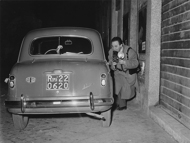 Фотожурналист Тацио Секкьяроли прячется. Рим, 1958