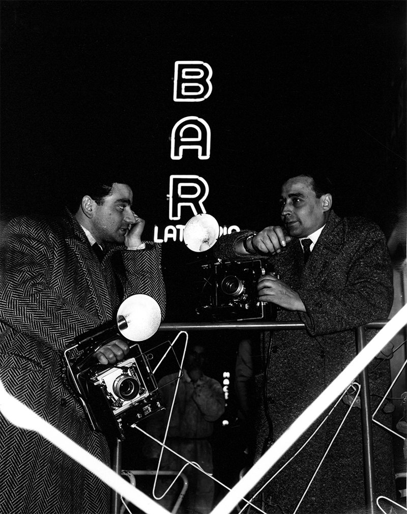  Коллеги - папарацци беседуют, Рим, 1958