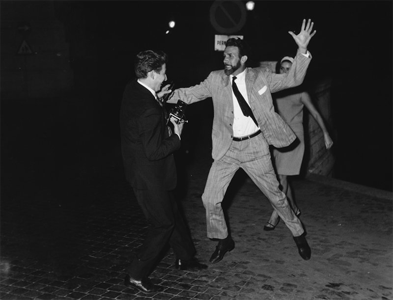 Люсьен Бенедетти и Марина Меуччи против фотографа, Рим, около 1965