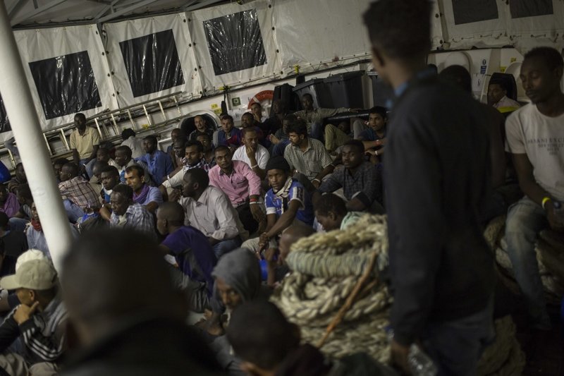 Беженцы, пытающиеся попасть в Европу, беззащитны из-за отсутствия денег и проблем с документами