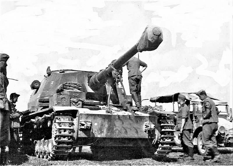 Личный состав 521-го батальона истребителей танков вермахта у 105 мм САУ Pz.Sfl.IVa «Толстый Макс»