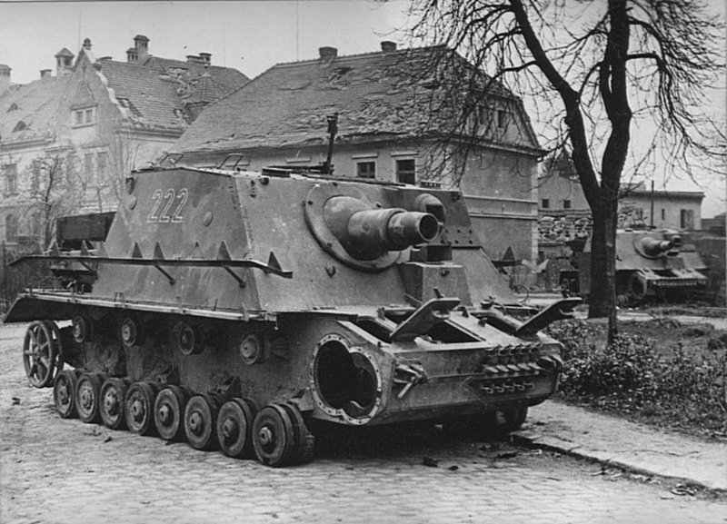 Брошенное немецкое самоходное орудие Sturmpanzer IV с тактическим номером «222»