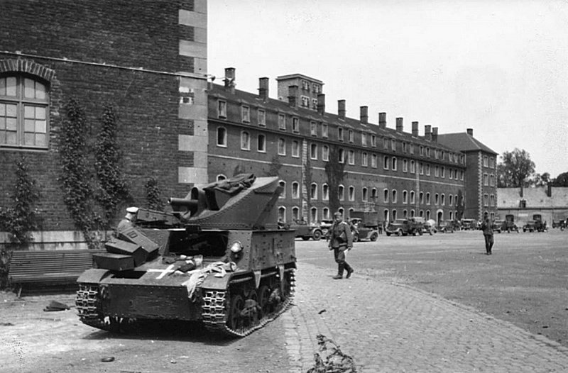 Брошенная на улице Льежа бельгийская легкая противотанковая самоходно-артиллерийская установка autocanon Т13B3. САУ была создана на базе английского артиллерийского тягача Light Dragon Mk.IIc.