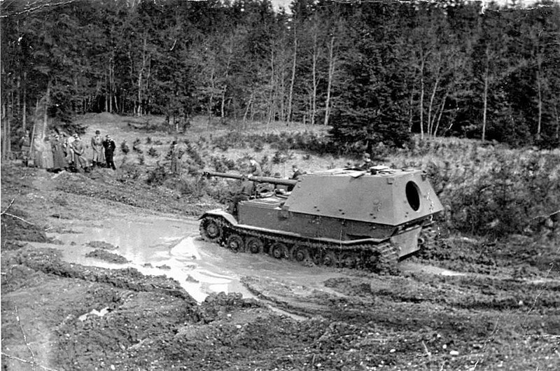 Самоходная артиллерийская установка класса истребителей танков вермахта «Фердинанд» (Sd.Kfz. 184) во время ходовых испытаний.Время съемки: 1943