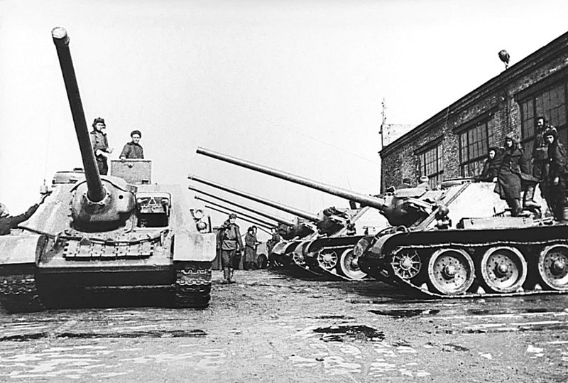 Советские самоходные установки СУ-100 во дворе завода «Уралмаш» перед отправкой на фронт.