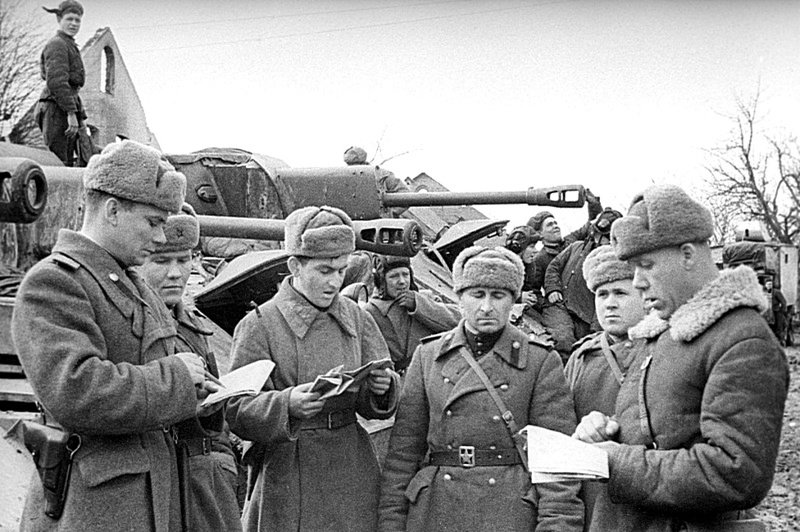 Советские офицеры на фоне самоходных артиллерийских установок СУ-76 обсуждают предстоящие бои в Восточной Пруссии. 3-й Белорусский фронт. Время съемки: март 1945