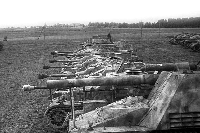 Немецкие САУ «Хуммель», StuG III и StuG IV, захваченные советскими войсками. Время съемки: 10.05.1945