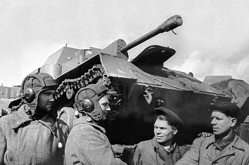 Рабочие завода №38 города Киров передают САУ СУ-76 экипажам, прибывшим с фронта. Время съемки: сентябрь-октябрь 1942