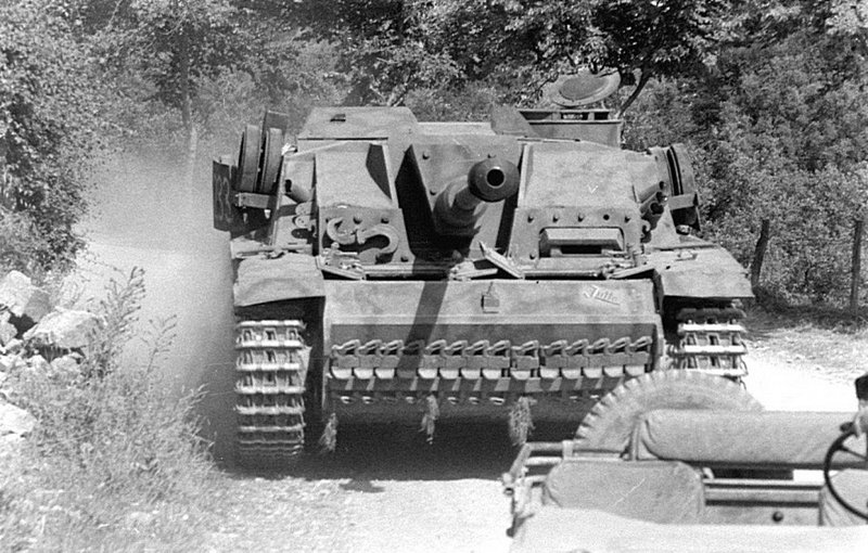 Солдаты 45-й пехотной дивизии (45th Infantry Division) США перегоняют захваченную САУ вермахта StuG III Ausf. G. САУ с личным именем «Jutta». Перед САУ следует джип Willys MB.Время съемки: июнь 1944  Веллетри, Италия