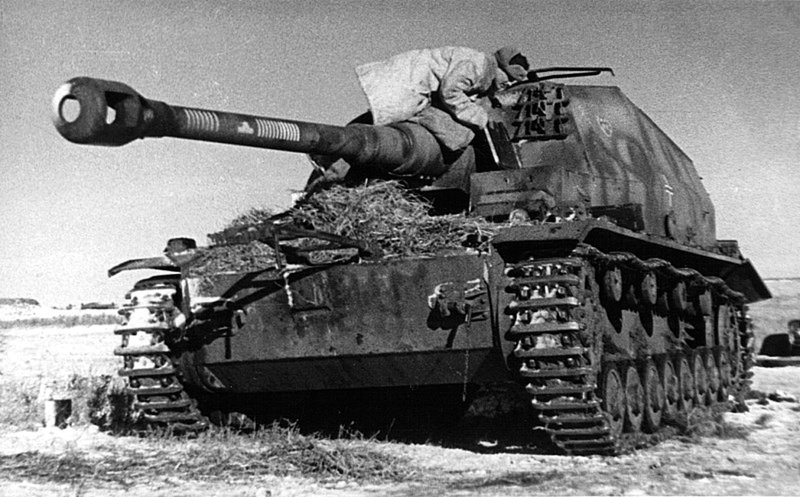 Красноармеец осматривает немецкую 105 мм САУ Pz.Sfl.IVa «Dicker Max» (Толстый Макс) 521-го батальона истребителей танков (Panzer-Jaeger-Abteilung (Sfl.) 521), захваченную под Сталинградом.Время съемки: февраль 1943