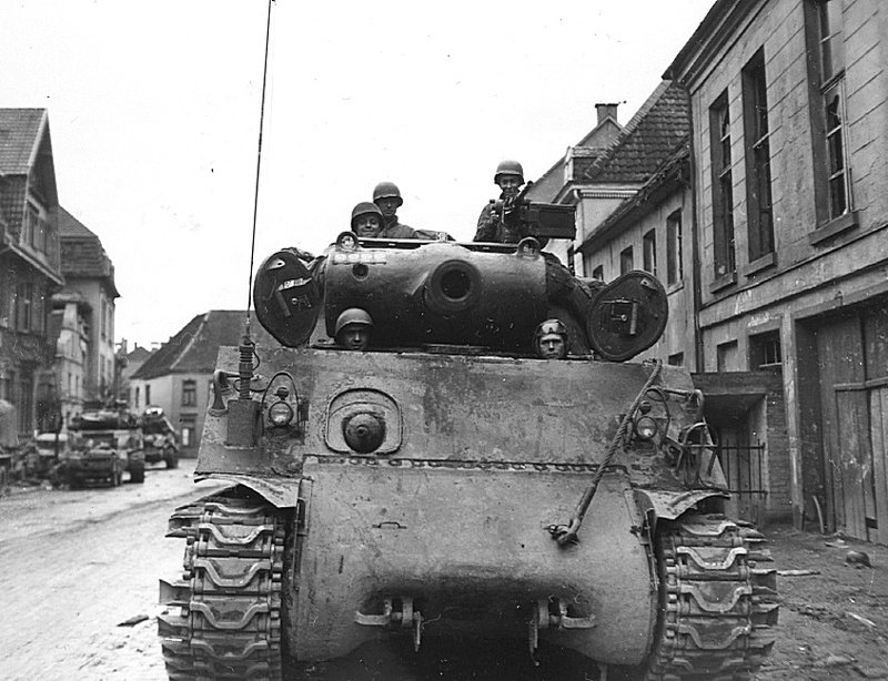 Экипаж редкой модификации САУ M36B1 (M36B1 90мм GMC) из 654-го батальона истребителей танков, действовавшего в составе 35-й пехотной дивизии США, в немецком городе Райнберг
