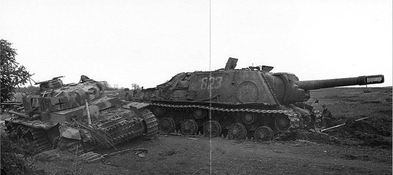 Советская САУ ИСУ-152 рядом с подбитой немецкой машиной передовых артиллерийских наблюдателей Pz.Beob.Wg. III в Восточной Пруссии.