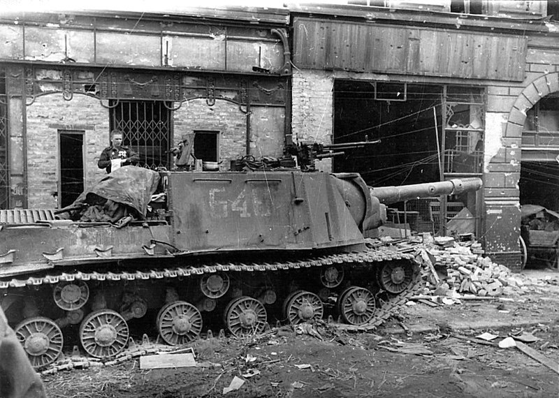 Советская тяжелая самоходная артиллерийская установка ИСУ-152 на улице Берлина. На САУ поврежден ствол орудия. Время съемки: май 1945