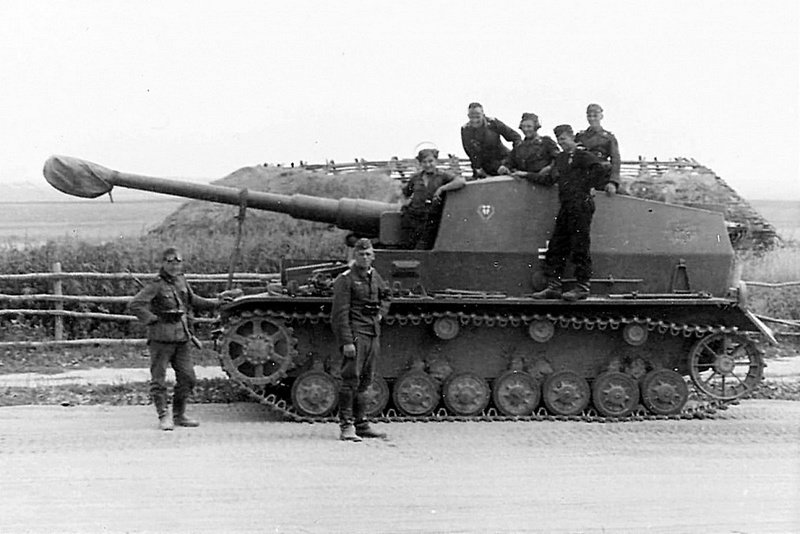 Экипаж немецкой 105 мм САУ Pz.Sfl.IVa «Толстый Макс» 521-го батальона истребителей танков
