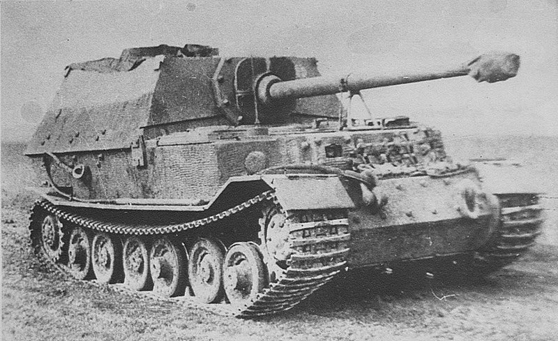 Немецкая тяжёлая самоходно-артиллерийская установка класса истребителей танков «Фердинанд» на Восточном фронте.
