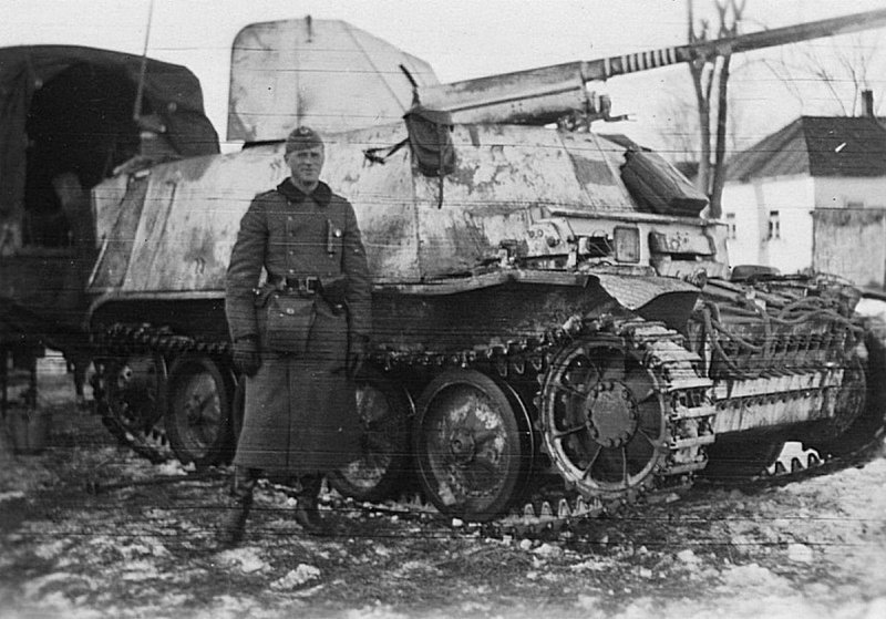 Немецкий офицер рядом с легкой противотанковой самоходной-артиллерийской установкой «Мардер II» (7.62-cm-Pak (r) auf Fahrgestell Pz.Kpfw.II (Sf), Sd Kfz132 (Marder II)) на Восточном фронте.