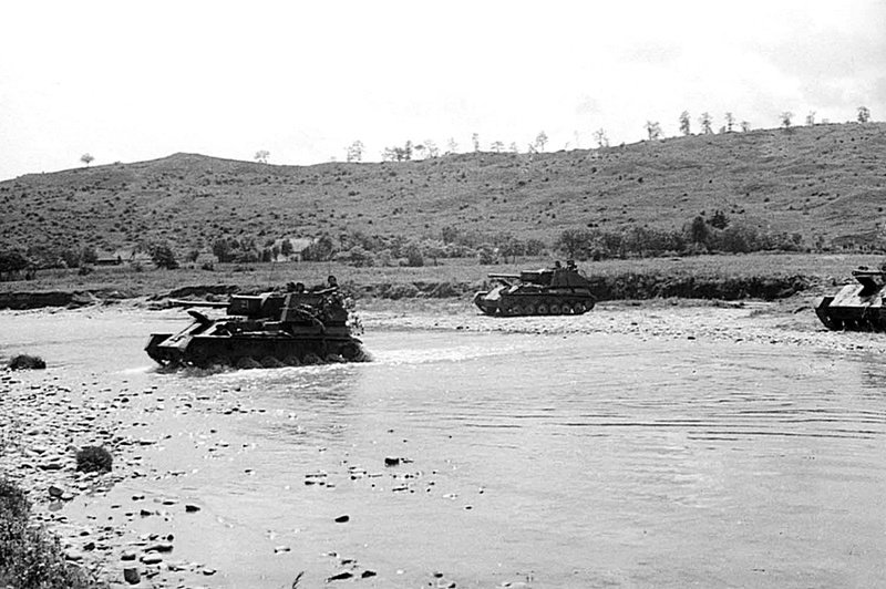 Советские САУ СУ-76М переправляются через реку.