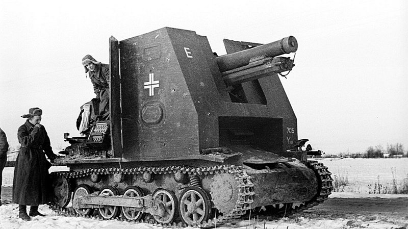 Красноармейцы осматривают немецкое 150-мм самоходное орудие siG 33 (sf) на базе танка Pz.I Ausf B (САУ «Бизон»), захваченное исправным в Подмосковье, декабрь 1941 г.