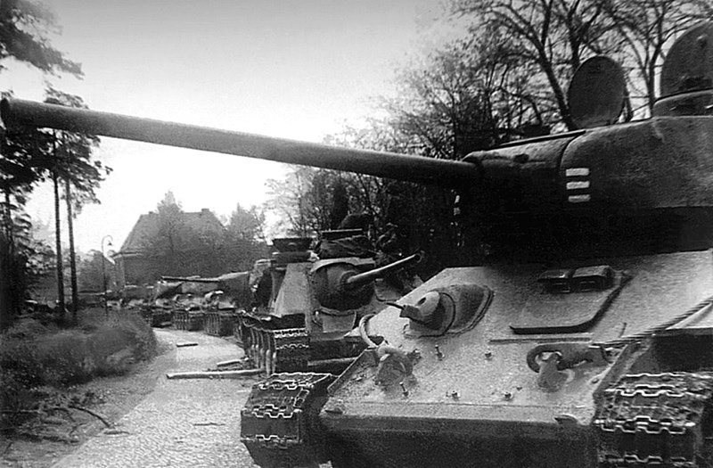 Танки Т-34-85 и САУ СУ-85М 44-й гвардейской танковой бригады на улице берлинского района Уленхорст (Uhlenhorst). Апрель 1945 г.