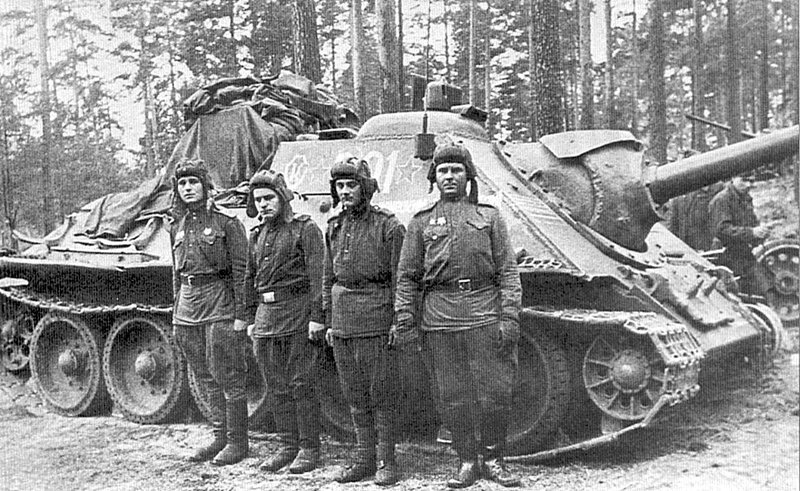 Бойцы 1047-го самоходно-артиллерийского Калинковичского ордена Красной Звезды полка у своей САУ СУ-85. 3-й Прибалтийский фронт.