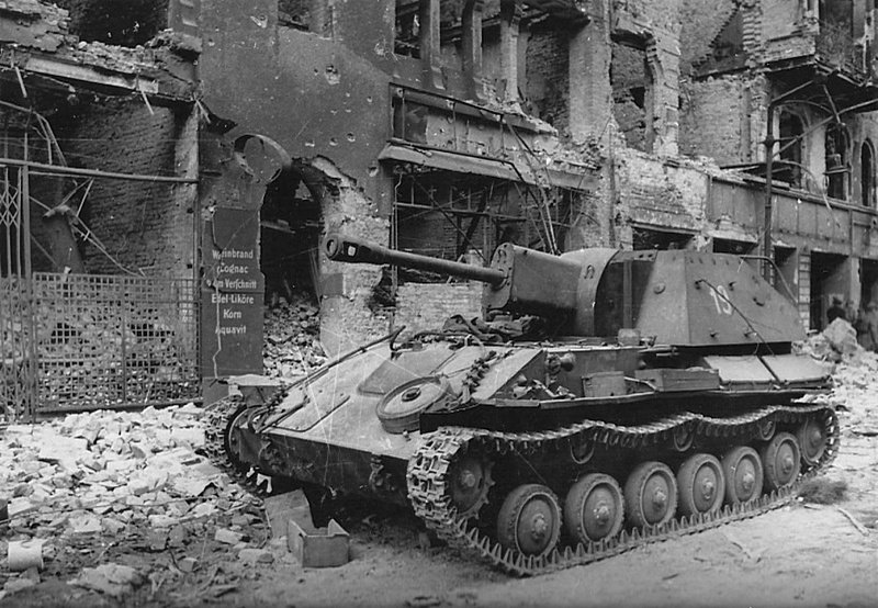 Советская САУ СУ-76 на одной из разрушенных улиц Берлина. Время съемки: апрель 1945