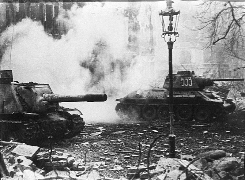 Советская САУ ИСУ-152 и огнеметный танк ОТ-34-76 в бою на улице Бреслау (Breslau; ныне Вроцлав (Wrocław) в составе Польши). 1945 г.