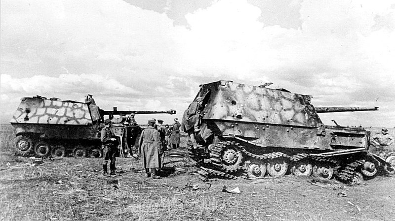 Советские бойцы и командиры осматривают немецкие САУ «Фердинанд», подбитые на Орловском участке фронта.июль 1943