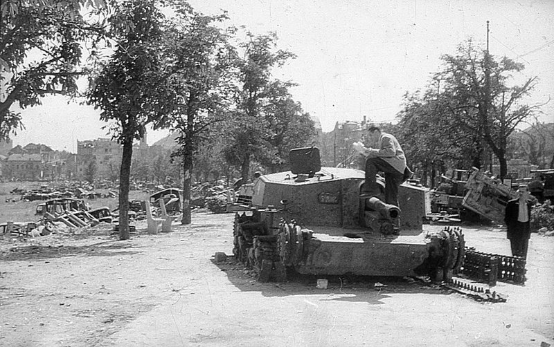 Горожанин осматривает подбитую венгерскую САУ «Зриньи» II (40/43M Zrínyi) на улице Будапешта. Место съемки: Будапешт, Венгрия.  Время съемки: 1945