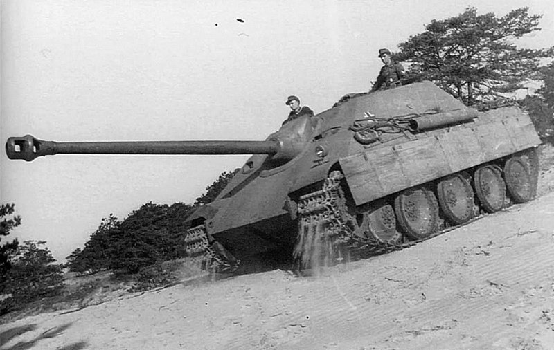 Немецкая тяжелая САУ «Ягдпантера» (Sd.Kfz.173 Jagdpanther) из 654-го батальона истребителей танков с экипажем на марше.