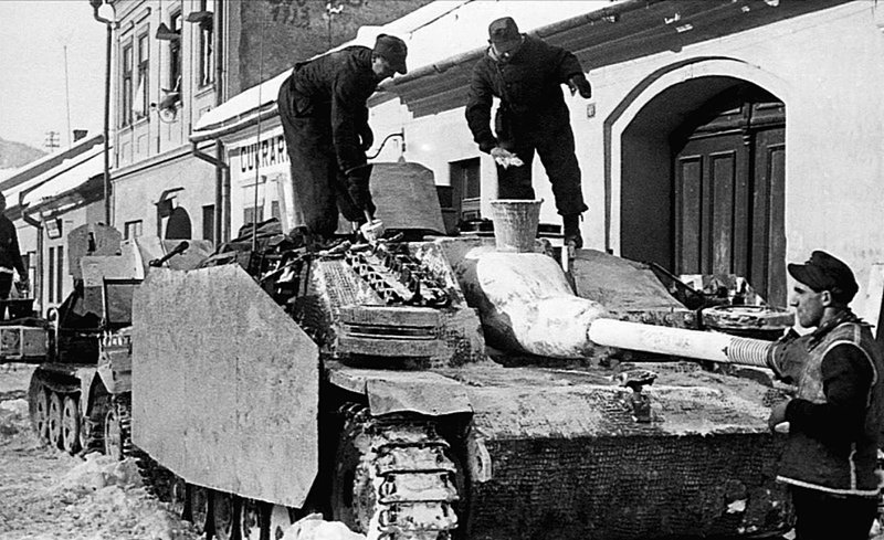 Экипаж САУ StuG III Ausf. G вермахта наносит на машину зимний камуфляж