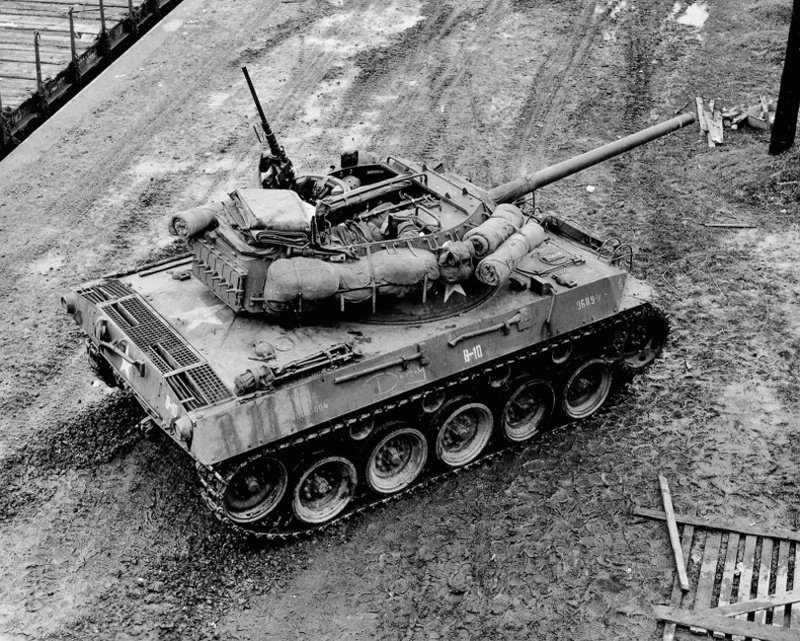 Американская САУ M18 «Хеллкет» (76mm) из 827-го батальона истребителей танков, прибывшего в состав 12-й танковой дивизии США в Сарребурге, Франция.  Место съемки: Сарребург, Франция. Время съемки: 13.12.1944