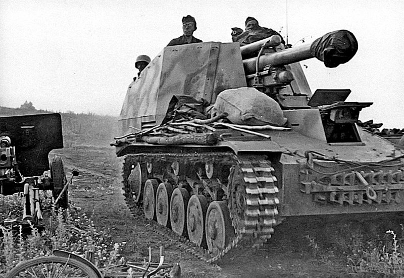 Немецкая 105-мм САУ «Веспе» (Sd.Kfz.124 Wespe) из 74-го полка самоходной артиллерии 2-й танковой дивизии вермахта, проезжает рядом с брошенным советским 76-мм орудием ЗИС-3 в районе города Орел. Место съемки: Орловская область Время съемки: июль 1943