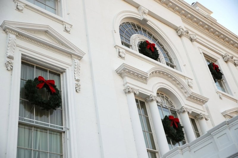 5. Рождественские венки на окнах Белого дома. Всего их более 70-ти. (Фото Alex Wong):