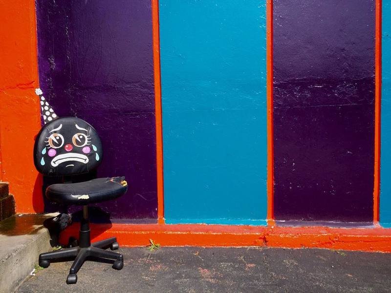Художник из Лос-Анджелеса вырисовывает рожицы грустных клоунов на выброшенных на улицу вещах