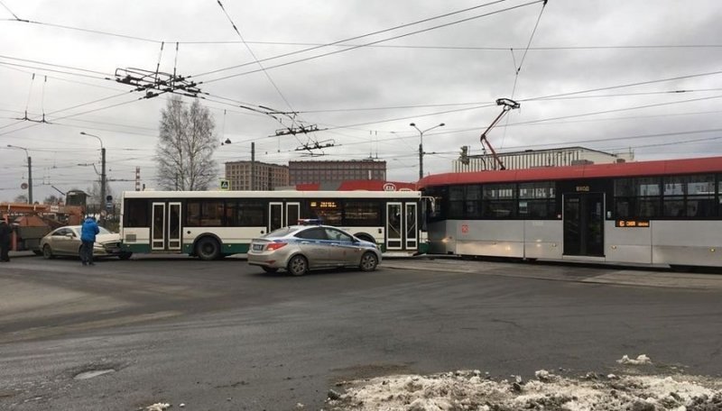 В Санкт-Петербурге автобус въехал в трамвай