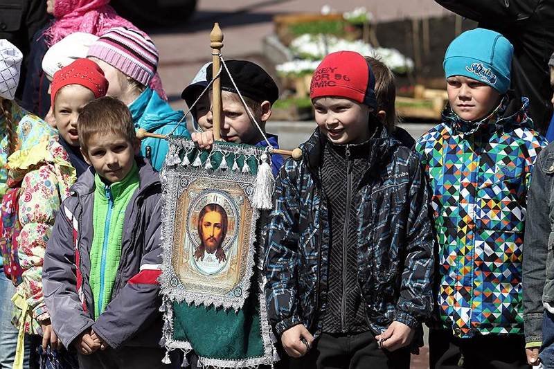 Почти 80% россиян высказались за лишение родительских прав тех, кто вовлекает своих детей в секты
