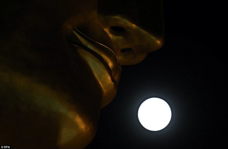 Супер-луна и статуя Будды, Мьянма