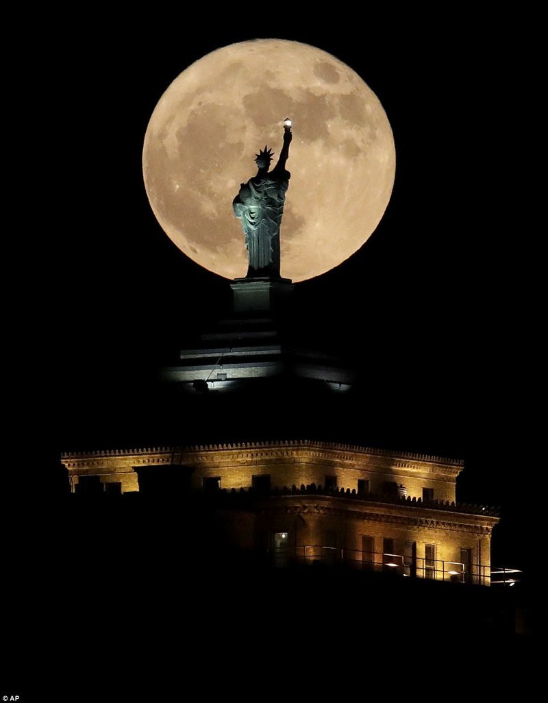 Супер-луна над копией статуи Свободы в Буффало, Нью-Йорк