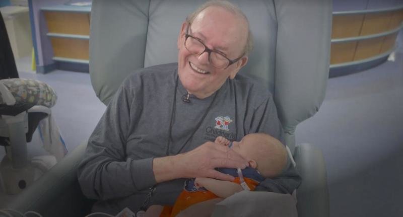 82-летний пенсионер 12 лет работает добровольцем в больнице, помогая окрепнуть недоношенным младенцам